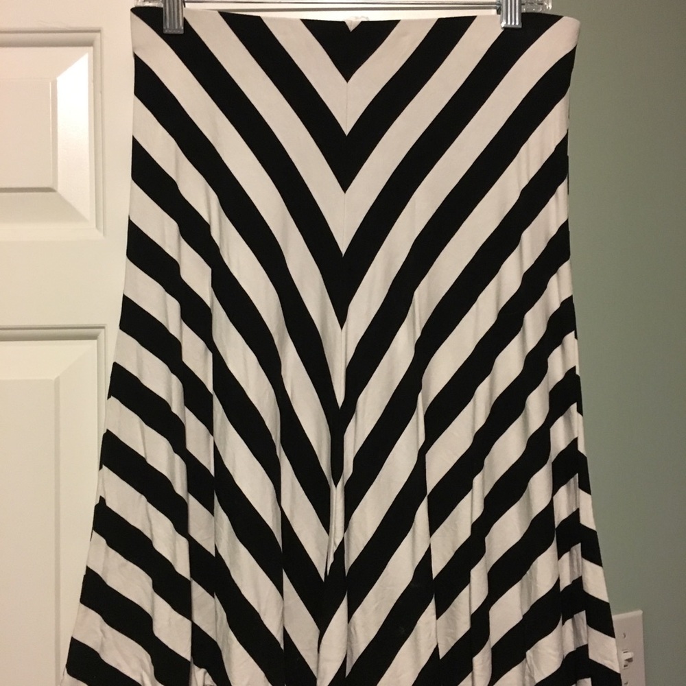 Like New Ann Taylor Show-Stopper Black-White Skirt